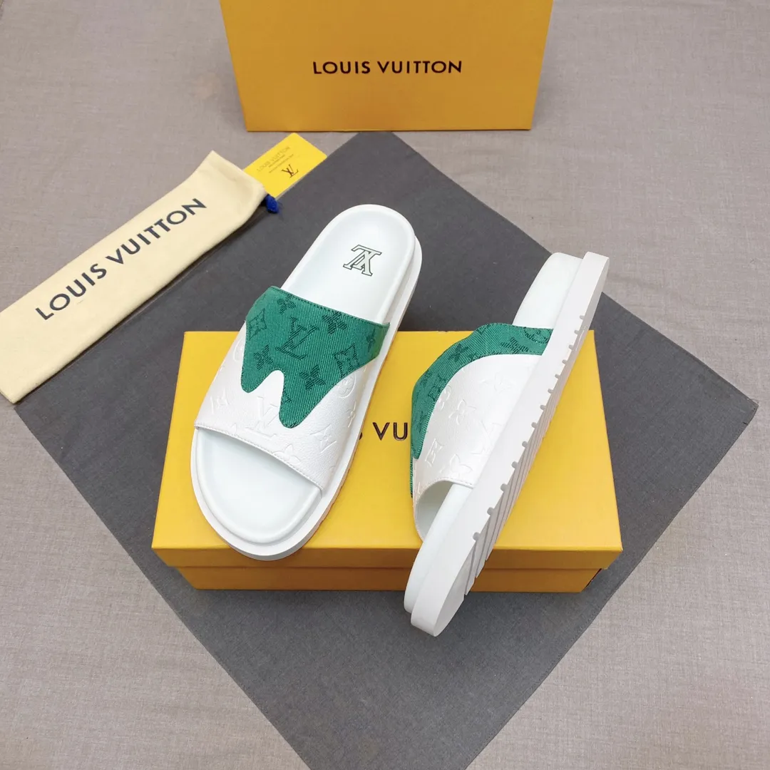 P300 🔍Top purchasing agent LV men's spring and summer slippers counter synchronization. The uppers are made of cowhide fabric imported from Italy, with logo graphics and high-quality craftsmanship. The soles are: original soles specially provided by the original factory. Exclusive molded soles are super comfortable. Original factory follow-up orders. 🔍🔍High quality. You can enter and leave the counter at will. Welcome to compare. Code number 38-45 No. 058